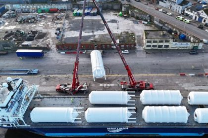 Descargan en Puerto de Cork tanques de fermentación de grandes dimensiones