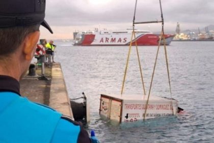 Rescatan camión que cayó al agua en Puerto de Las Palmas
