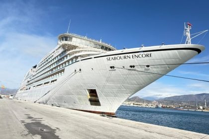 Seabourn Encore realiza primera escala en Puerto de Motril