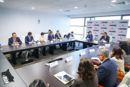 Perú suscribe protocolos fitosanitarios para exportación de plátanos y granadas frescas hacia China