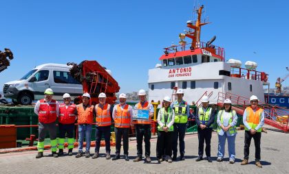 Terminal Portuario Valparaíso embarca primer bus de transporte público hacia isla Robinson Crusoe