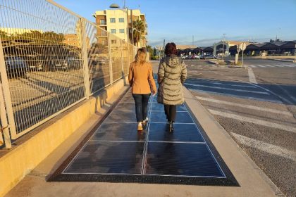 Instalan paneles solares transitables en Puerto de Valencia
