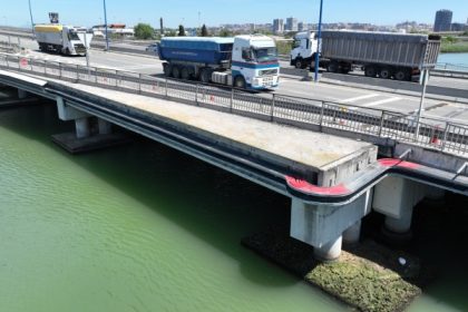 Port Tarragona refuerza seguridad con un nuevo paso sobre el río Francolí para tuberías y sistemas eléctricos