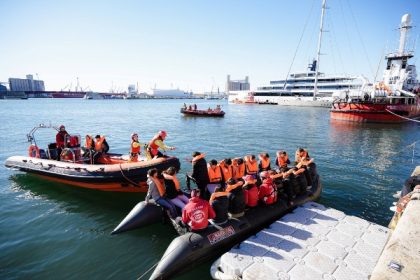 Puerto de Tarragona recibe buque de Open Arms y realiza simulacro de rescate