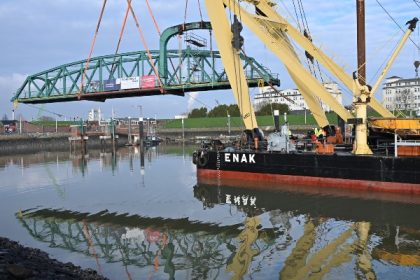 Reinstalan en Wilhelmshaven puente de carga de Nassau tras reparaciones