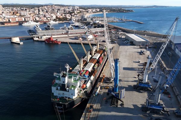 Puerto de Tarragona descarga más de dos mil toneladas de tubos de acero