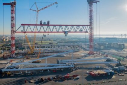 Se completa elevación de armadura de la primera de dos grúas Goliath de 800 toneladas en Porto Val da Rio