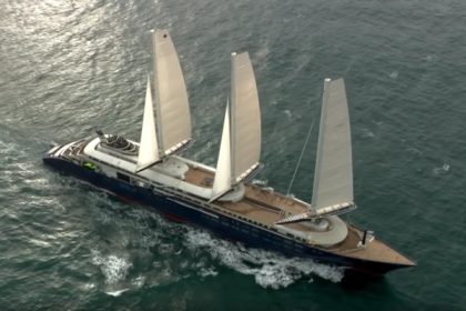 Velero para pasajeros hace tests de mar en Francia