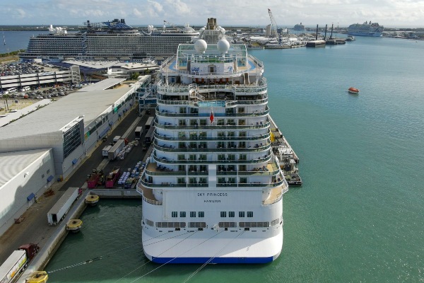 Primer barco de clase Royal en zarpar desde Florida Central arriba a Puerto Cañaveral