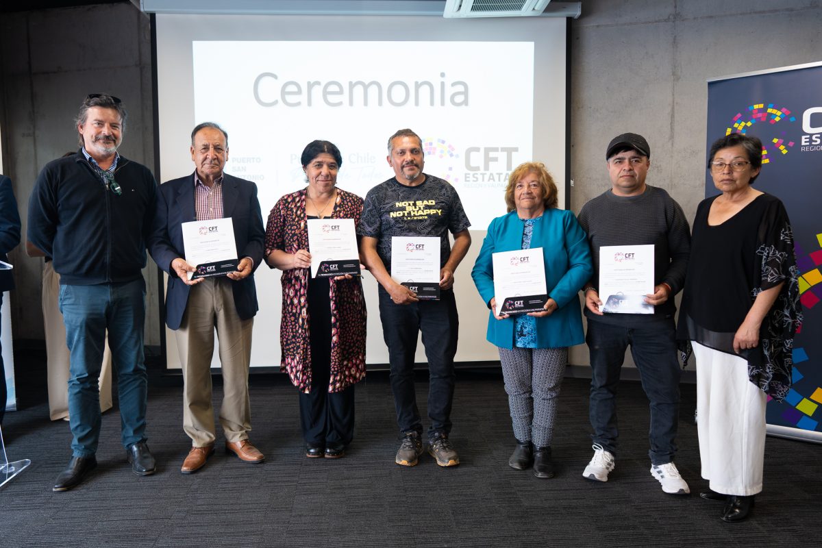 Puerto San Antonio y CFT Estatal certifican capacitación de trabajadores, dirigentes sociales y adultos mayores