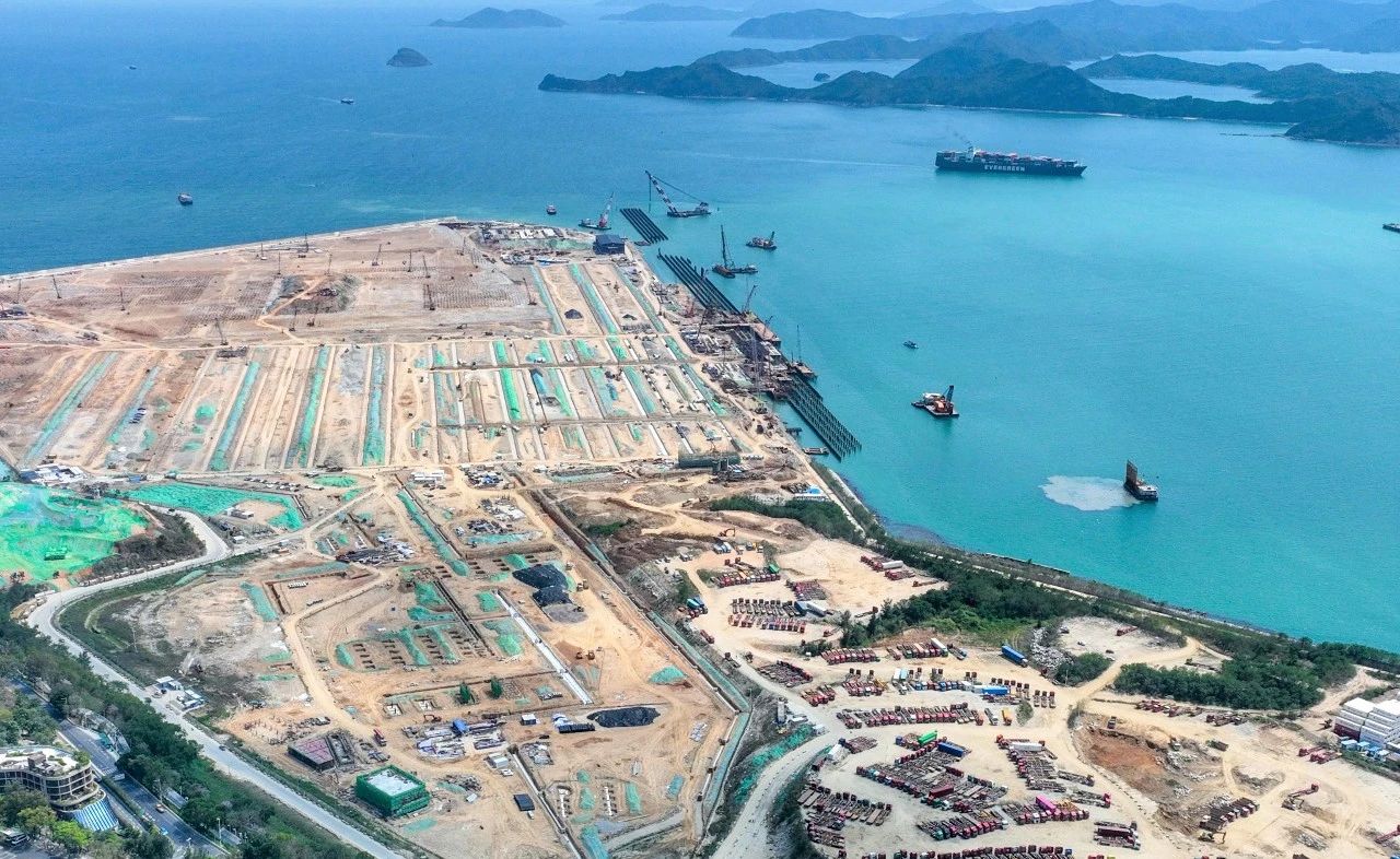 Yantian International Container Terminals recibe cuatro grúas STS