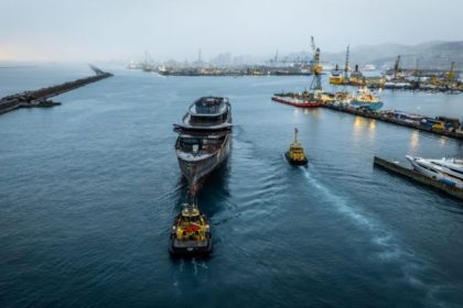 Casco del primer barco de Aman at Sea llega a T. Mariotti