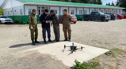 Carabineros instruye a especialistas de la Autoridad Marítima en uso de drones