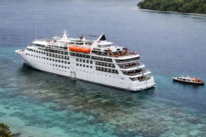 Crucero Coral Adventurer se mantiene encallado en Papúa Nueva Guinea