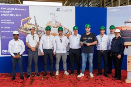 Damen coloca quilla del MPV 4916 Smokey de Herman Senior