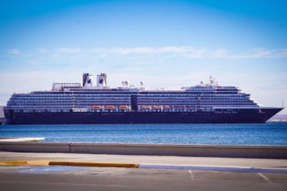 Buque de Holland America Line enfrenta fuertes vientos en atraque a Puerto Madryn