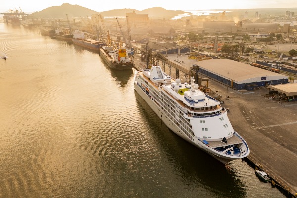 Navio Silver Whisper atracou pela primeira vez no Porto de Paranaguá
