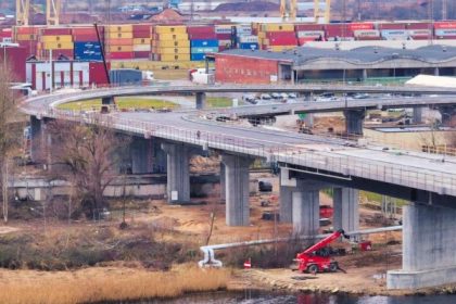 Paso elevado hacia zona industrial del Puerto de Riga muestra avance de 80%