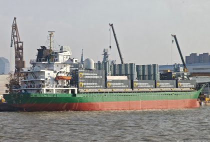 Portacontenedores feeder es convertido a buque arsenal en China