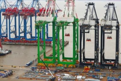 ZPMC entrega primera de tres grúas pórtico construidas para astillero coreano de Hanwha