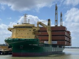 Nueva Palmira recibirá operación inédita de 16 nuevas barcazas de LHG Mining