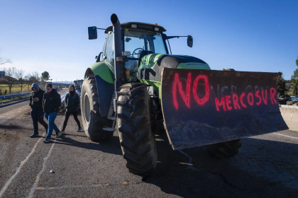 España: Agricultores desbloquean principal acceso al Puerto de Tarragona