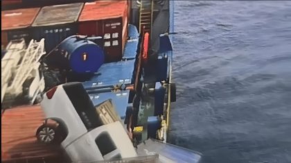 Ecuador: Buque pierde vehículos y contenedores por la borda en cercanías al Puerto Baquerizo Moreno