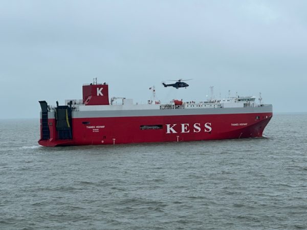 Equipos de emergencia alemanes responden a incendio a bordo de car carrier