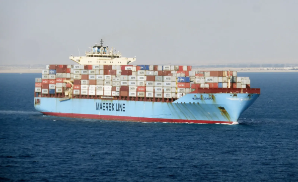 Maersk aplica un aumento de emergencia en tarifas de fletes por bloqueo del estrecho de Ormuz