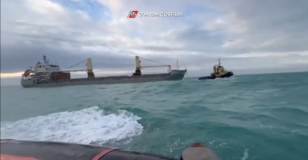 Guardia Costera de Italia asiste a buque mercante en peligro cerca del Puerto de Pozzallo