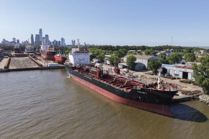 Argentina: Petrolero de 144 metros de eslora realiza tareas de mantenimiento en Tandanor