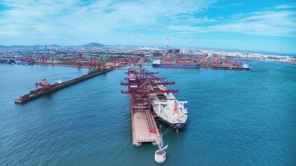 China: Puerto de Qingdao concreta atraque de granelero con inteligencia artificial
