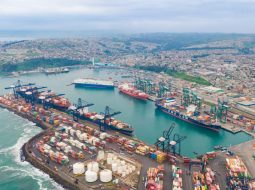 Puerto de San Antonio se convierte en el primer recinto portuario de Chile en movilizar más de 2 millones de TEU en un año