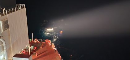 USCG y petrolero coordinan rescate de remero que volcó durante competencia
