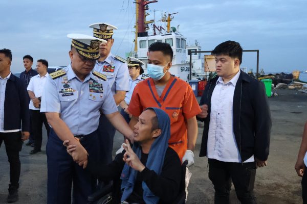 Sobrevivientes y fallecidos en naufragio del Devon Bay llegan a Filipinas 