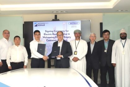 Hutchison Ports Sohar encarga grúa y celebra llegada de manipuladores de contenedores vacíos eléctricos