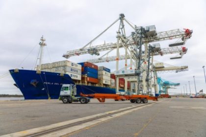 Entran en servicio las dos nuevas grúas portacontenedores en Jaxport y una tercera inicia el proceso