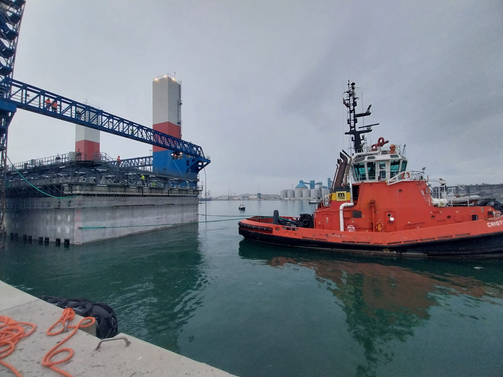 Italia: Inician trabajos de construcción del dique rompeolas de nave regasificadora en costa de Ravenna