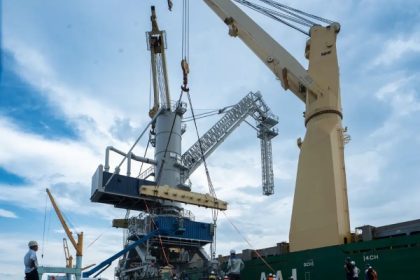 AAL Shipping transporta cargador de buques de 28 metros y 255 toneladas en ruta Asia-Europa