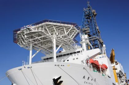 Buque científico japonés recupera por primera vez lodo marino rico en tierras raras