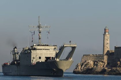 Buques mexicanos con ayuda humanitaria entran al puerto cubano de La Habana
