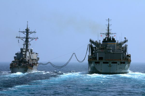 Buques de la Marina de Estados Unidos colisionan durante maniobra de reabastecimiento