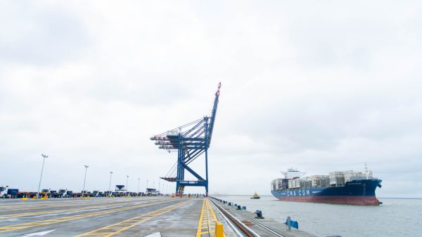 Buque de CMA CGM se convierte en primer gran portacontenedores en llegar al Puerto de Antioquia