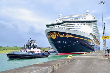 Crucero de Disney se consagra como el más grande en capacidad y tonelaje que cruza el Canal de Panamá