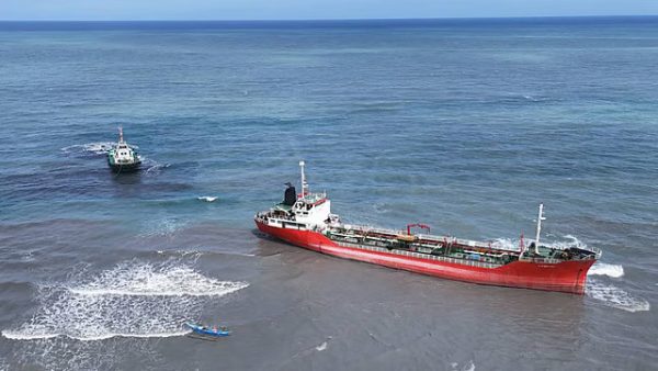 Guardia Costera de Filipinas busca reflotar a petrolero varado tras temporal