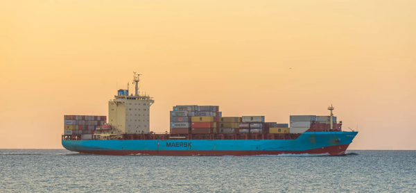 Maersk suspende servicios que incluyan cruces por los estrechos de Ban el Mandeb y Ormuz