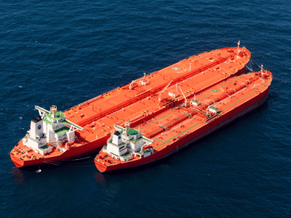 Sanciones obligan a Rusia a desviar nafta hacia transferencias STS y centros de almacenamiento en puertos