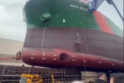 Mureloil celebra botadura de quimiquero Bahía Beatriz en astillero Murueta