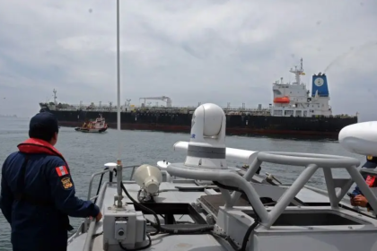 Buque tanque participa en rescate de embarcación venezolana con 27 tripulantes que sufrió incendio en el Pacífico