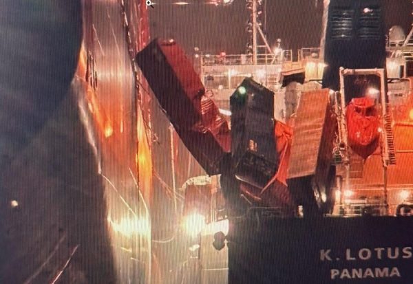 Contenedores caen desde buque a nave de bunkering durante operación en Puerto de Rotterdam 